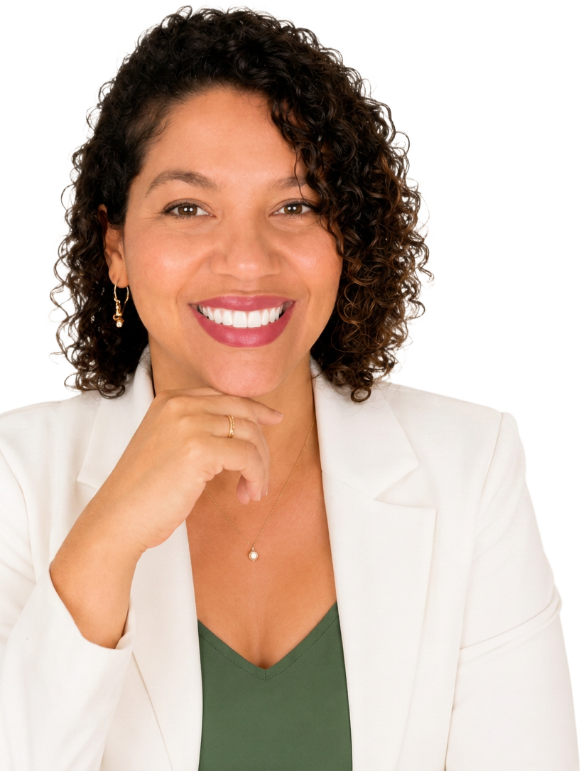 Priscilla Menezes, terapeuta cristã integrativa, sorrindo em ambiente claro e acolhedor